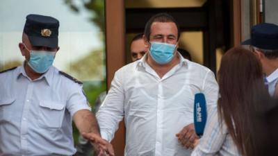 <p>Ermənistanda m&uuml;xalif siyasət&ccedil;inin evində və şirkətlərində axtarış aparılır</p>