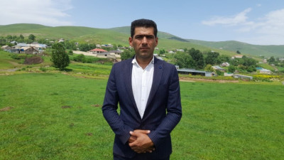 <p>Həbsdə olan fəalın yaxınları: "D&uuml;z&uuml;l&uuml;şə corabsız &ccedil;ıxdığına g&ouml;rə 'kars'a salınıb"&nbsp;</p>