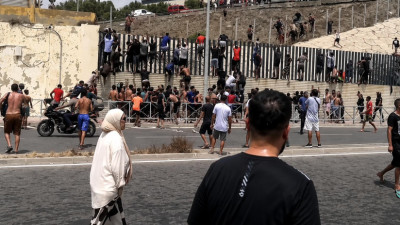 <p>Mərakeşdən y&uuml;zlərlə miqrant İspaniyanın Seuta anklavına ke&ccedil;ib</p>