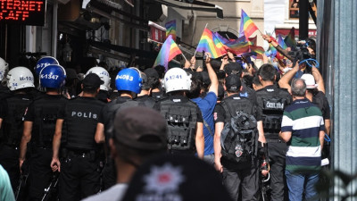 <p>T&uuml;rkiyə polisi LGBTQ+ fəallarını k&uuml;tləvi şəkildə saxlayıb</p>