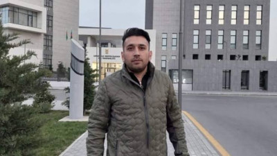 <p>Yaxınları: &ldquo;Samir Aşurov K&uuml;rdəxanı təcridxanasında d&ouml;y&uuml;l&uuml;b&rdquo;</p>