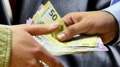 <p>Azərbaycanda korrupsiya barədə məlumat verənlərin m&uuml;kafatlandırılması təklif olunur</p>